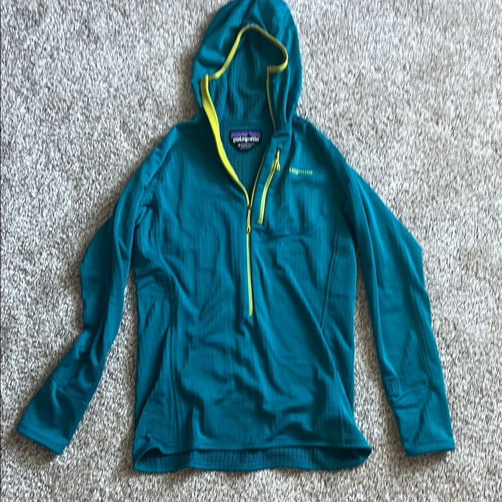Patagonia Women’s Blue Hooded Layer jacket